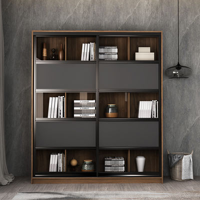 Fester hölzerner Bücherschrank mit Glastür