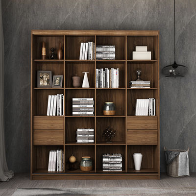 Fester hölzerner Bücherschrank mit Glastür