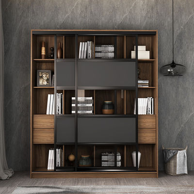 Fester hölzerner Bücherschrank mit Glastür